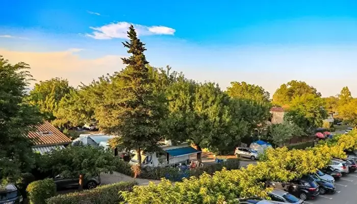 Bungalows du Golfe Camping les Pruniers.