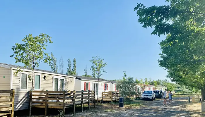 Camping Paradis Les Rives de l'Hérault.