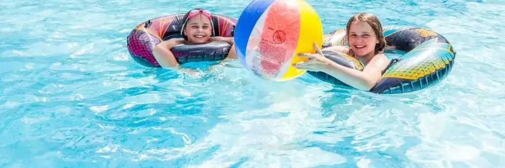 Plavecký bazén Andrewshayes Holiday Park