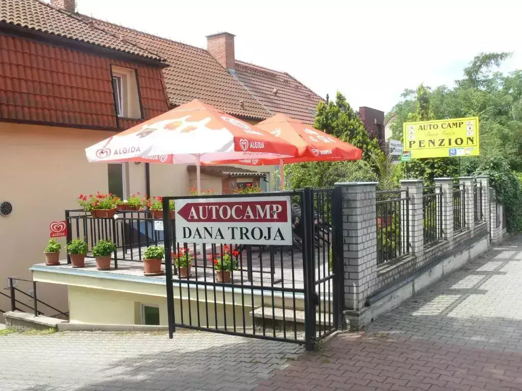 Vchod Camping Dana Troja