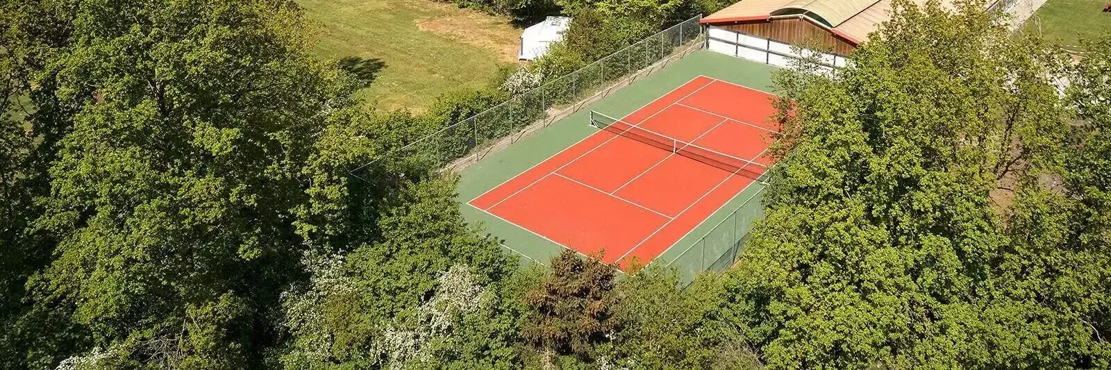 Campo da tennis Camping De Bronzen Emmer