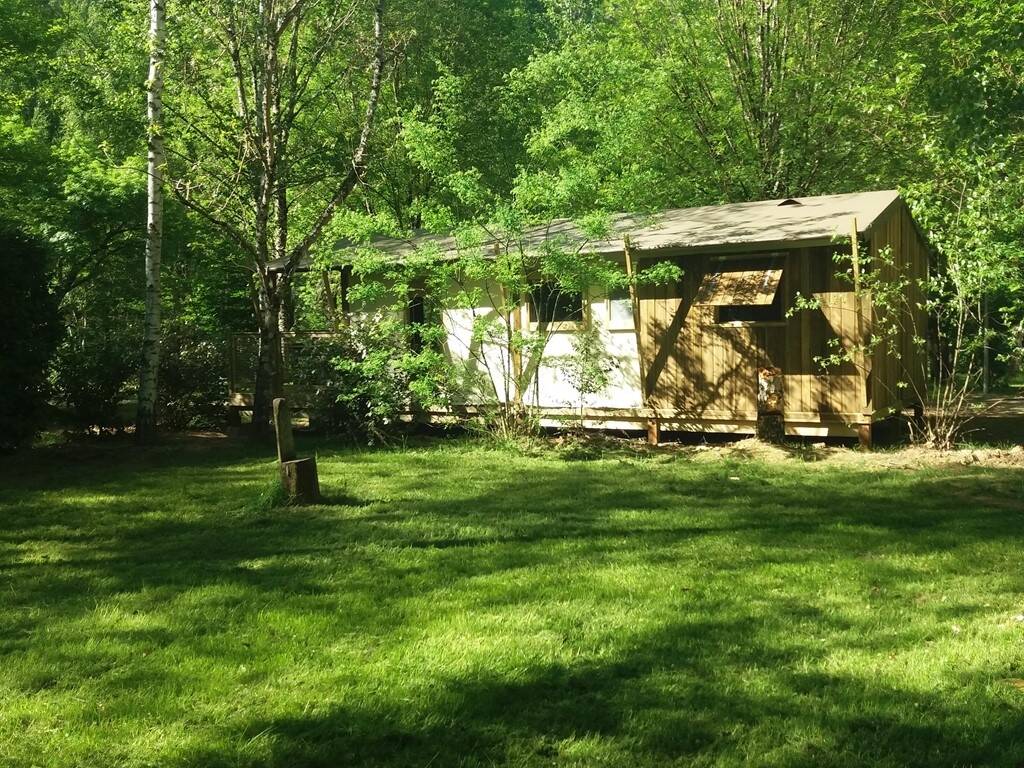 Camping Des De L'Aveyron Flower in Saintantoninnobleval