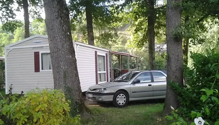 Camping Du Pont De Vicq.