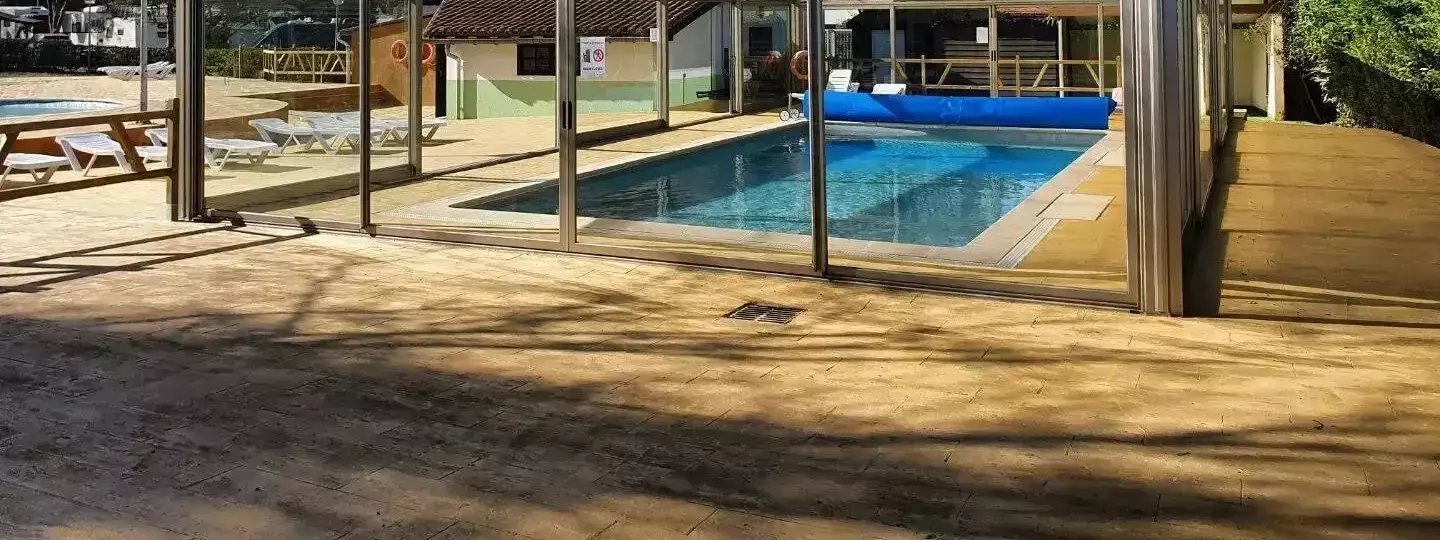 Piscina interna Camping El Helguero