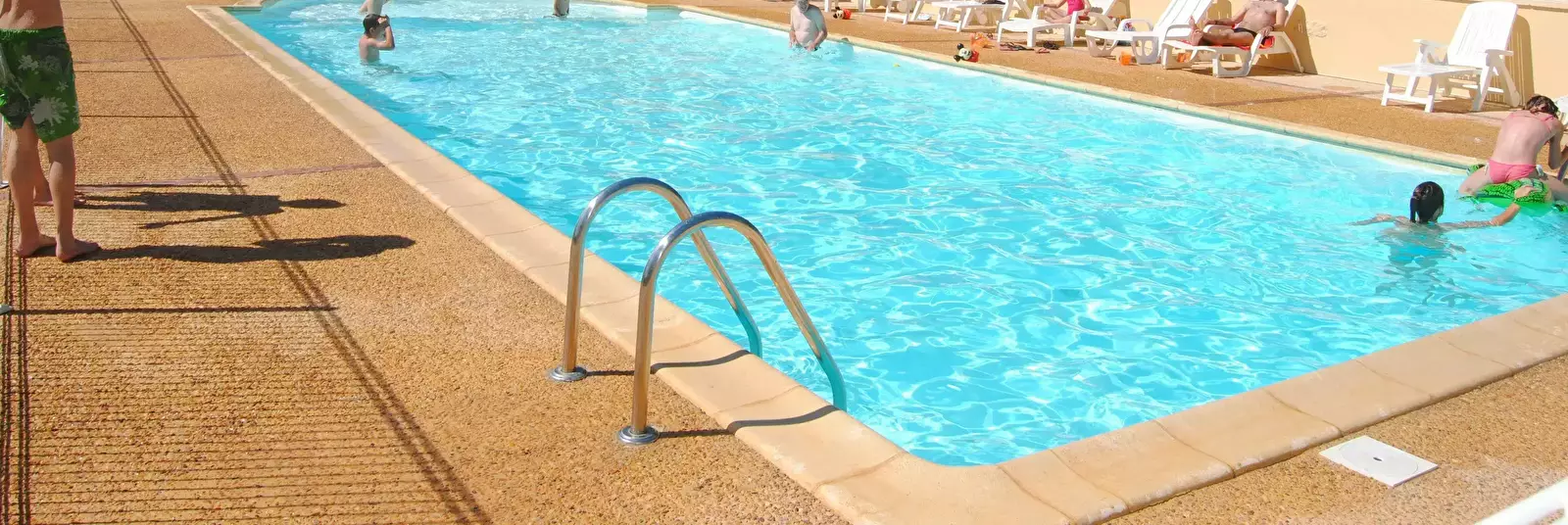 Piscina Camping Et Gites Les Pierres Chaudes