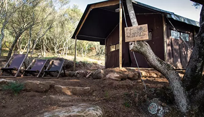 Camping Figari Corsica - Un lit au Pré.