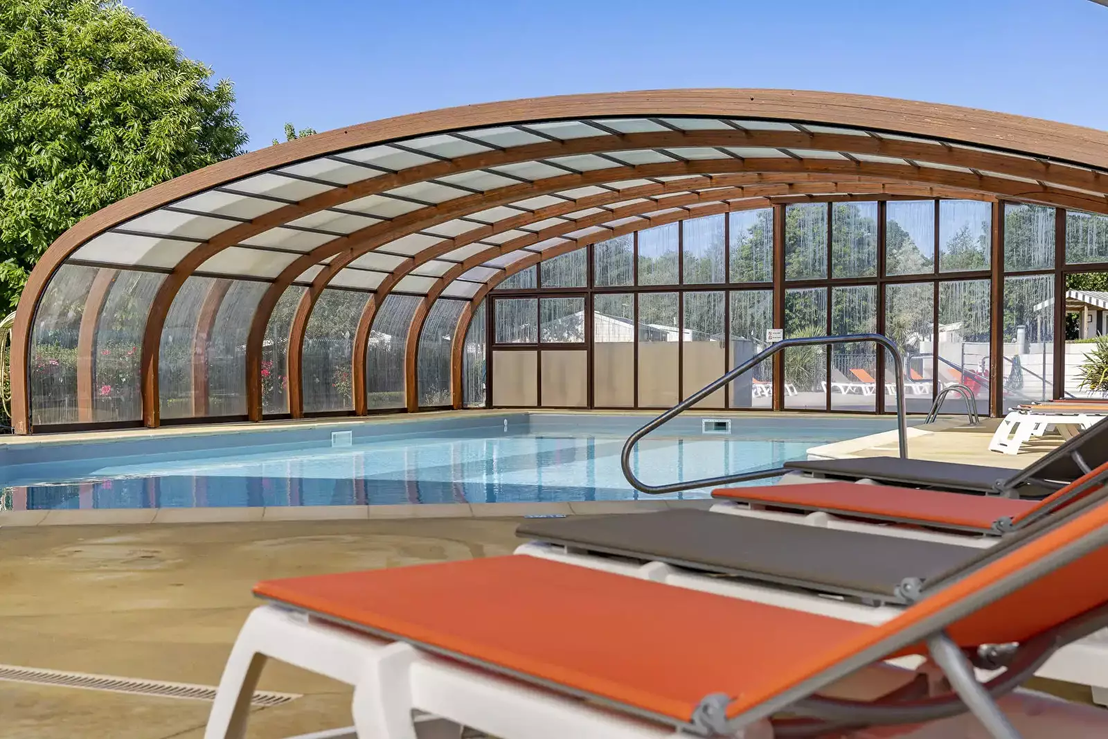 Piscina interna Camping Kervilor
