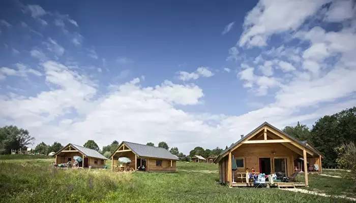 Camping Lac d'Aiguebelette - Huttopia.