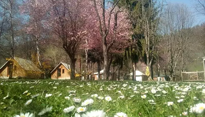 Camping Les Chalets du Lac Belcaire.