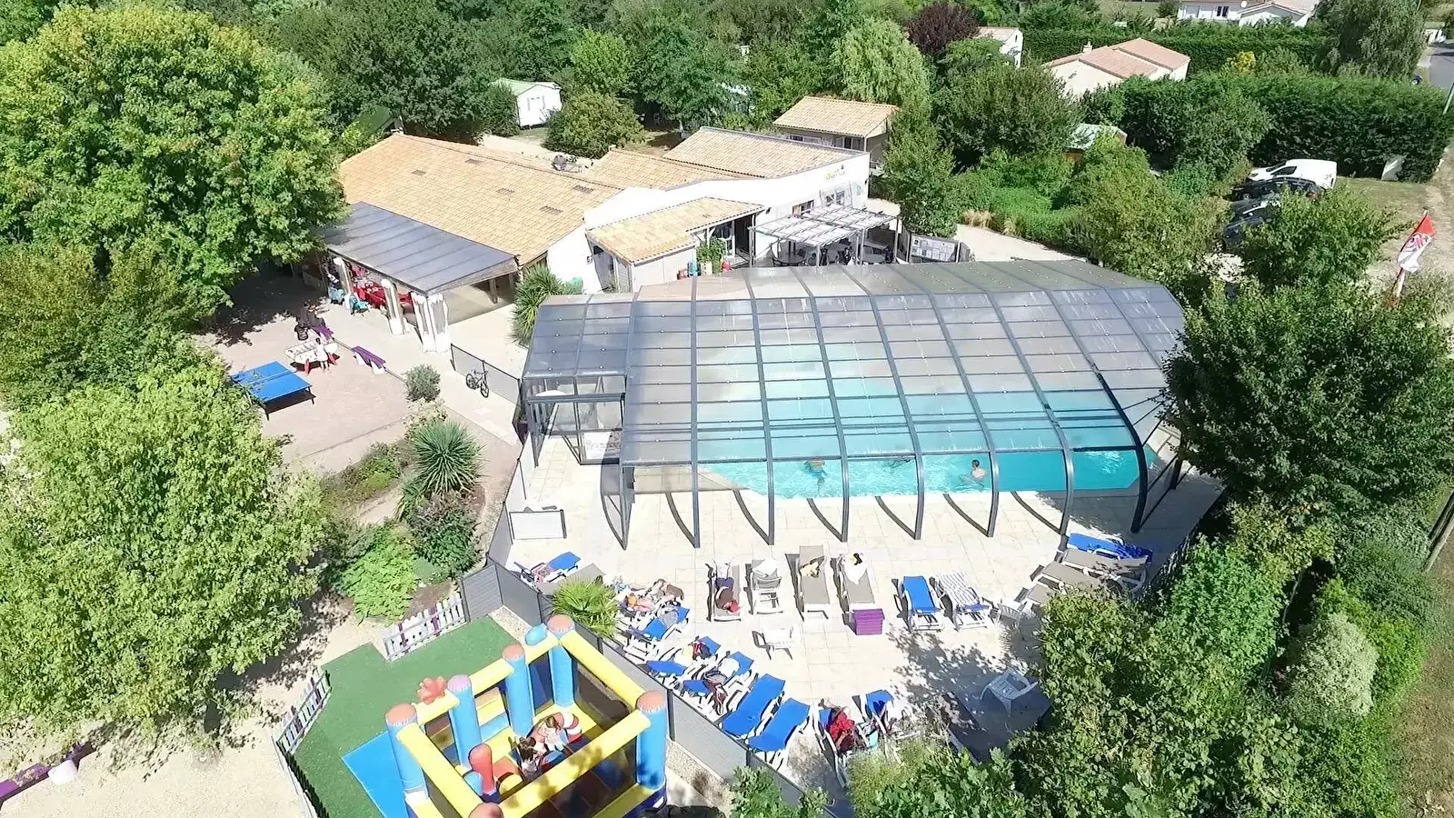 Binnenzwembad Camping Les Charmes