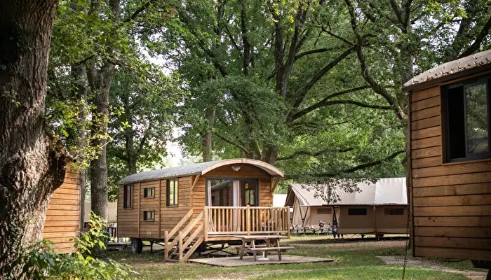 Camping Les Châteaux - Huttopia.