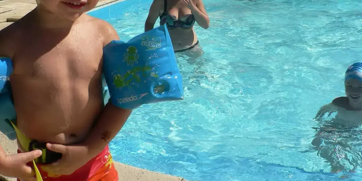 Piscina Camping Les Eymes