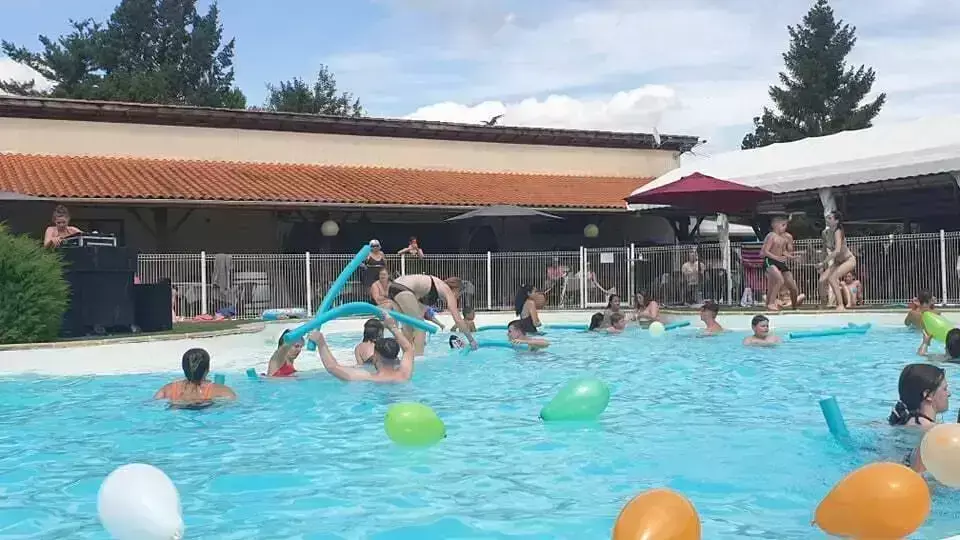 Piscina Camping Les Lacs De Courtès