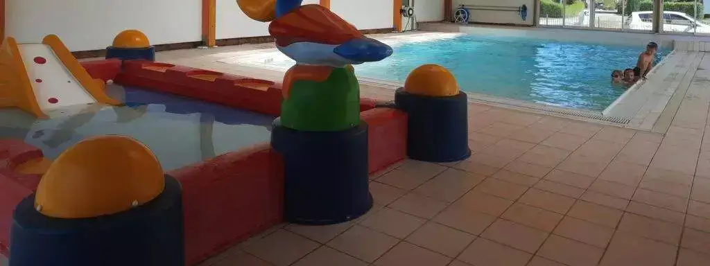 Piscina interna Camping Les Puits Tournants