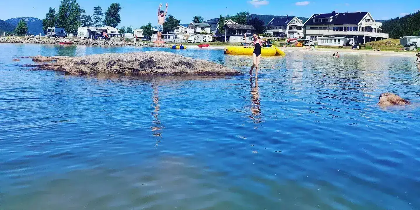 Schwimmen im See oder Teich Camping Neset