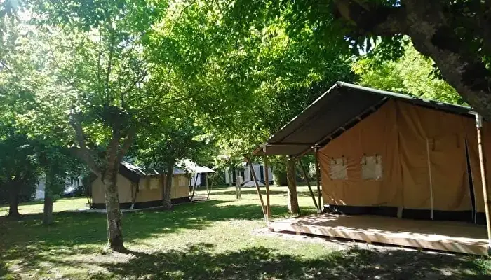 Camping Paradis Aubeterre sur Dronne.