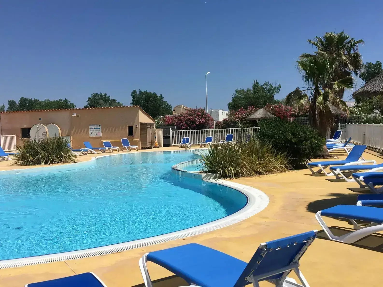 Piscina Camping Rives Des Corbieres