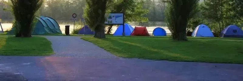 Zelt Camping und Schwimmbad am Rhein