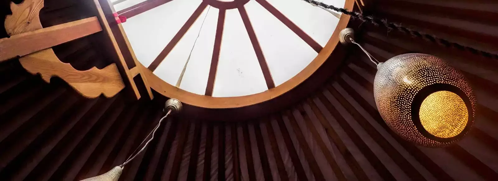 Wnętrze wynajem Texel Yurts